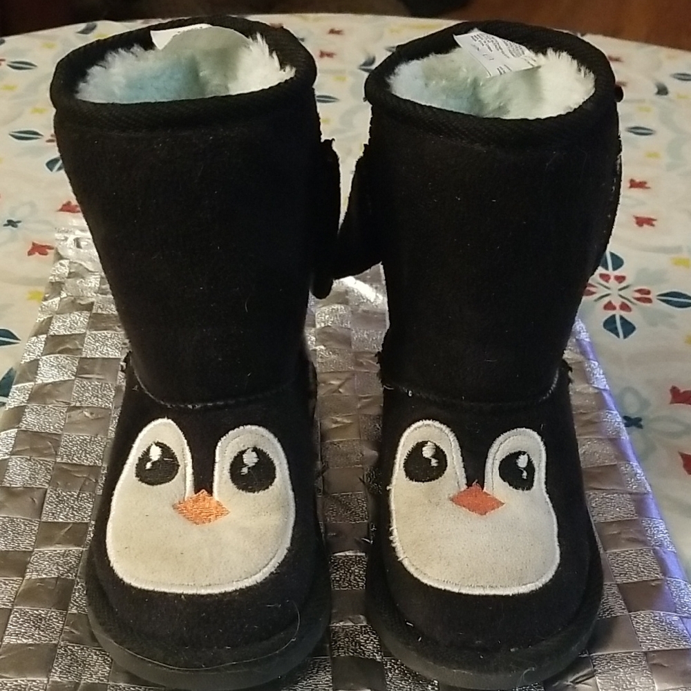 🥳HOST PICK🥳 Muk Luks Echo Penguin Winter Boots - Size 9